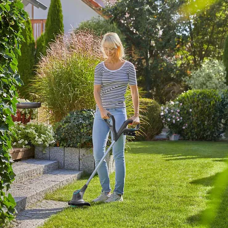 Gardena EasyCut Grass Trimmer with 18V (2.5Ah) Li-ion Battery + Charger - Image 2
