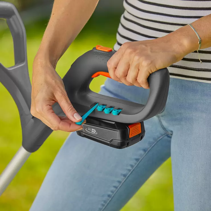 Gardena EasyCut Grass Trimmer with 18V (2.5Ah) Li-ion Battery + Charger - Image 4
