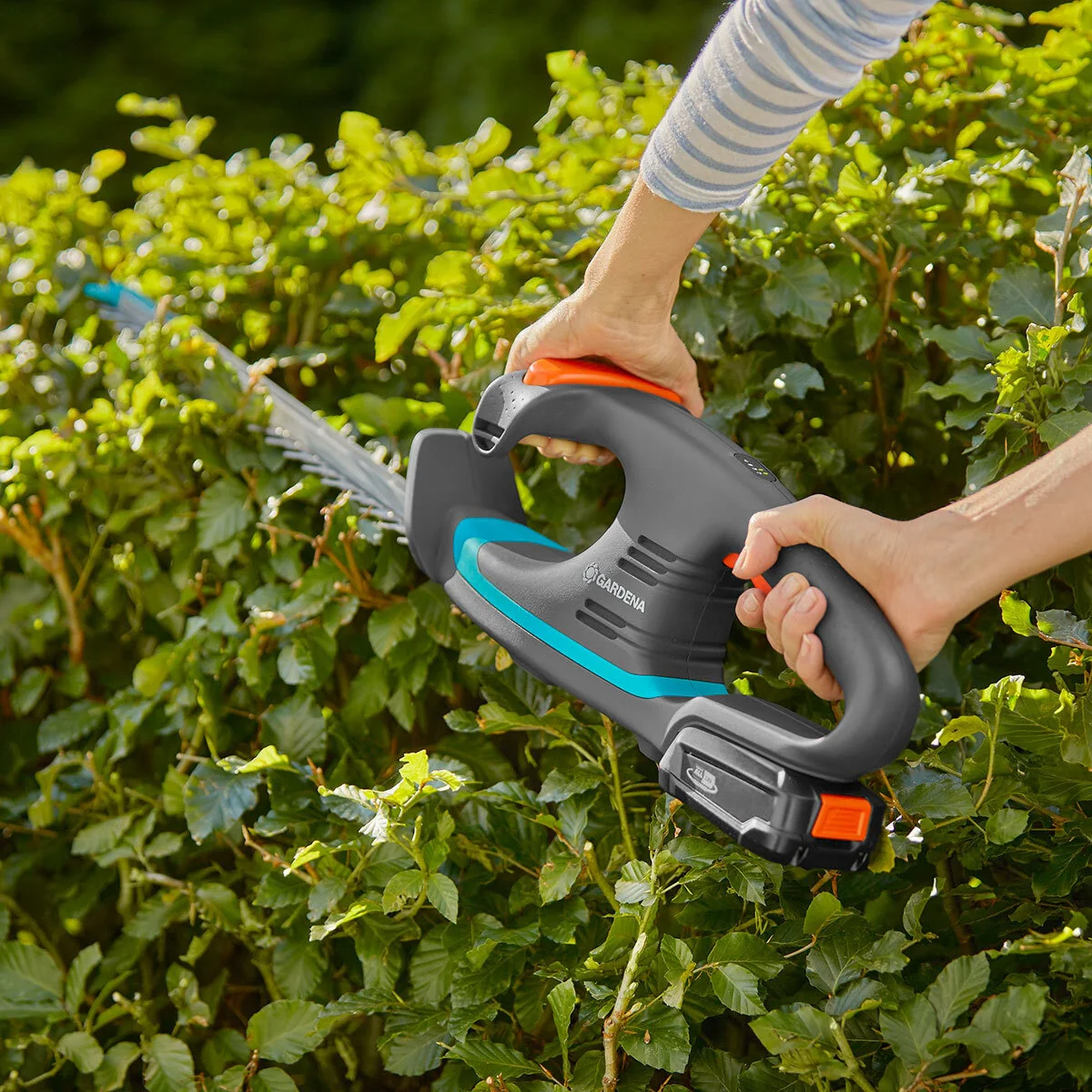Gardena EasyCut Hedge Trimmer with 18V (2.5Ah) Li-ion Battery + Charger - Image 4