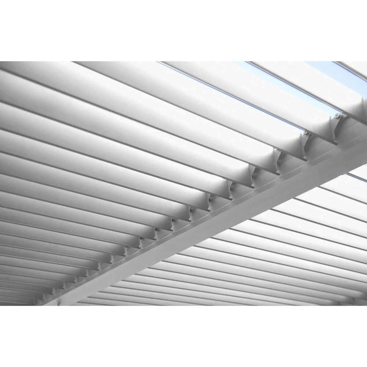 Paragon Novara 12ft x 20ft (3.6 x 6m) Louvered Pergola in White - Image 4