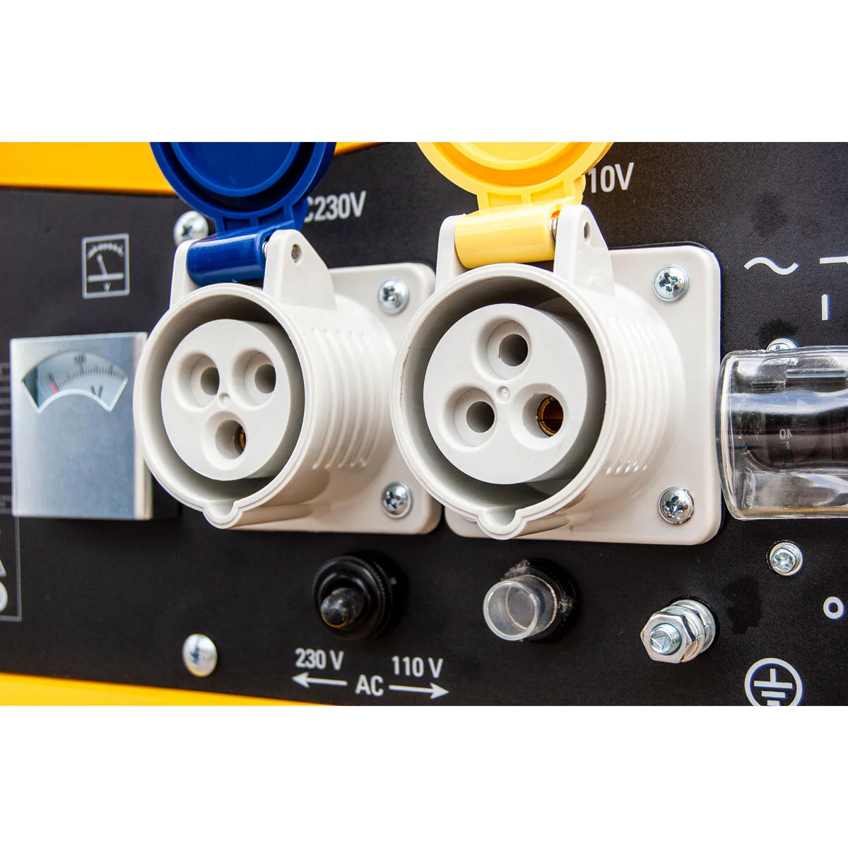 Stanley 2400W Dual Voltage Generator (SG400) - Image 4
