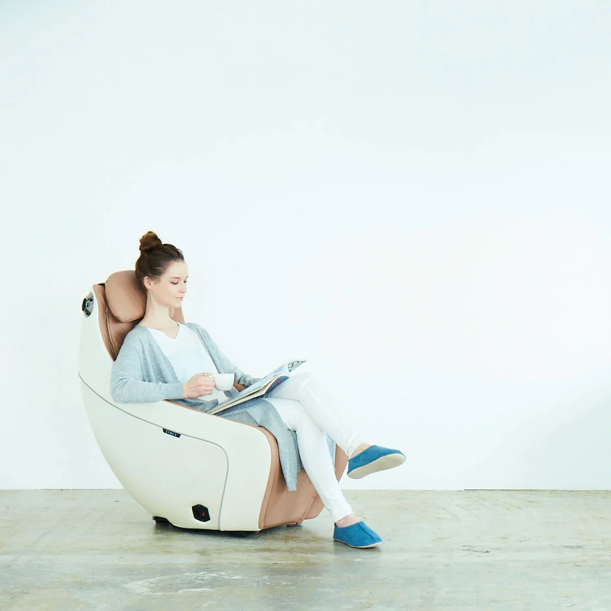 SYNCA CirC Massage Chair in Beige - Image 3