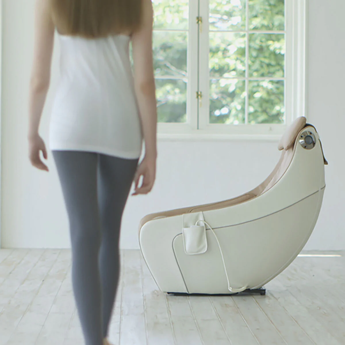 SYNCA CirC Massage Chair in Beige - Image 5