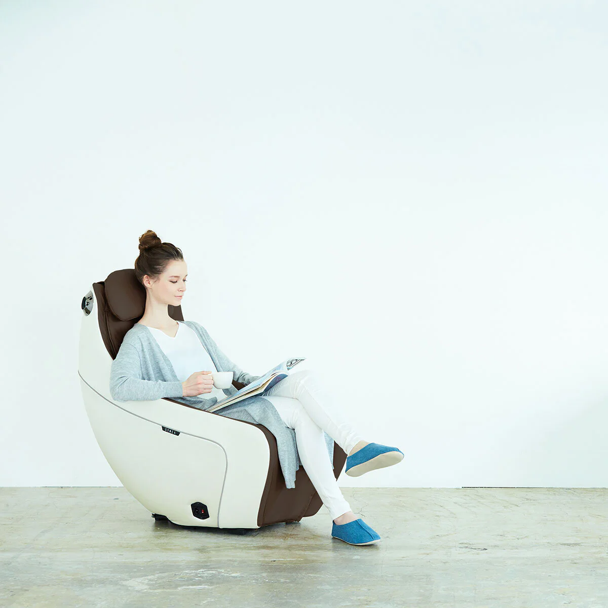 SYNCA CirC Massage Chair in Espresso - Image 2