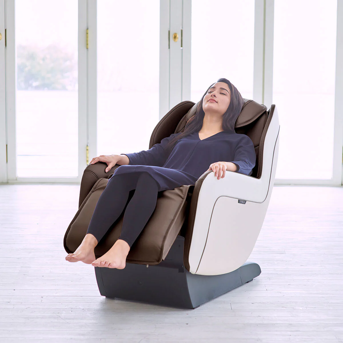 SYNCA CirC+ Massage Chair in Espresso