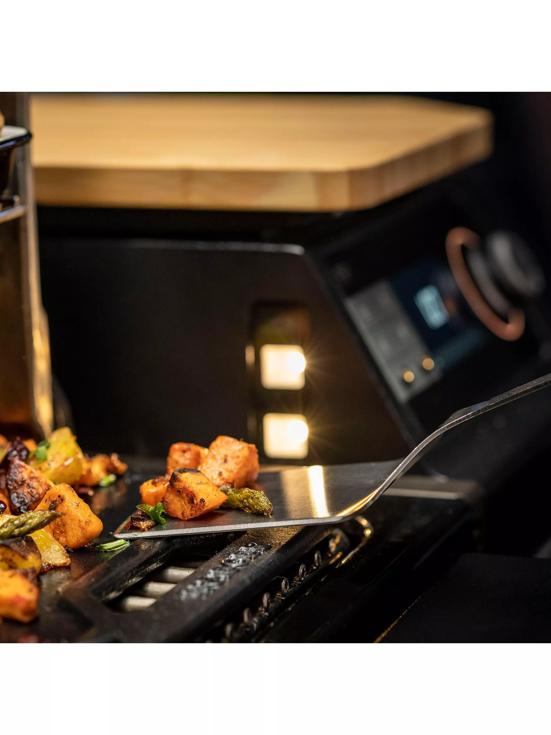 Traeger Timberline XL UK Wood Pellet Smart BBQ, Black - Image 8