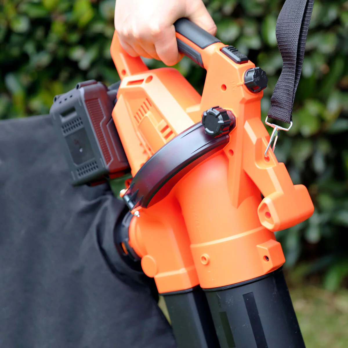 Yard Force 40V Blower Vaccum + 2 x 20V (4Ah) Battery & Twin Charger Bundle - Image 3
